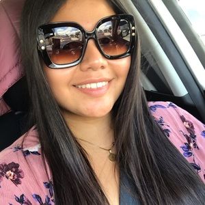 Meet your Posher, Ana maria